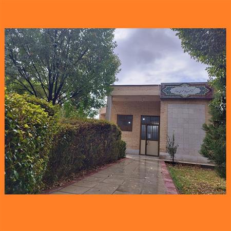 ساختمان و ورودی کتابخانه